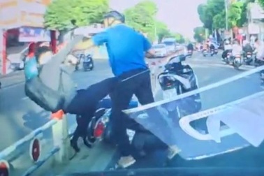 Nam thanh niên bị đánh tới tấp sau va chạm xe ở TPHCM