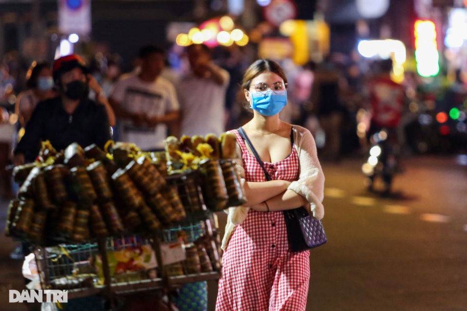 Cảnh đối lập ở Bùi Viện: Nơi đóng cửa im lìm, bên ăn nhậu đông vui tấp nập - 6 Cảnh đối lập ở Bùi Viện: Nơi đóng cửa im lìm, bên ăn nhậu đông vui tấp nập - 6
