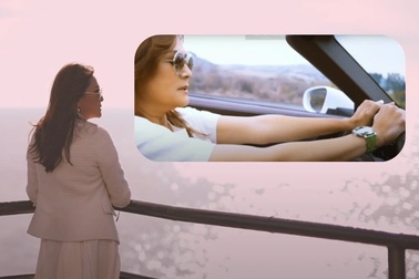 Ca sĩ Lưu Bích lái xe mui trần trên đại lộ Hollywood dưới trời lạnh 1 độ C