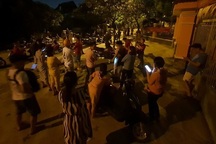 "Sốc nặng" về suất ăn của con:  Phụ huynh "quây" trường đến 12 giờ đêm