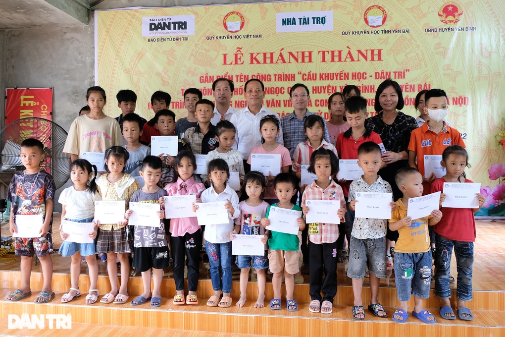 Khánh thành cầu Khuyến học Dân trí giúp hơn 200 học sinh vượt lũ - 11 Khánh thành cầu Khuyến học và Dân trí giúp hơn 200 học sinh vượt lũ.