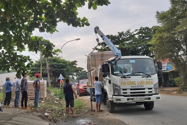 Cần cẩu va dây điện, một người bỏng nặng