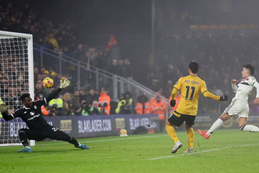 Fernandes bị đuổi, Man Utd gục ngã trên sân Wolves - 3