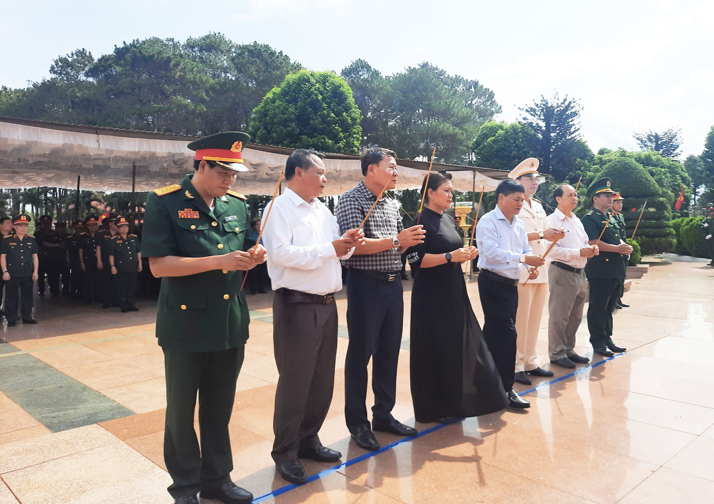 Truy điệu 27 liệt sĩ quân tình nguyện Việt Nam hy sinh ở Campuchia - 1