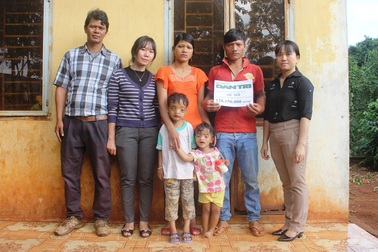 Trao thêm hơn 128 triệu đồng đến gia đình có 2 con bị khuyết tật