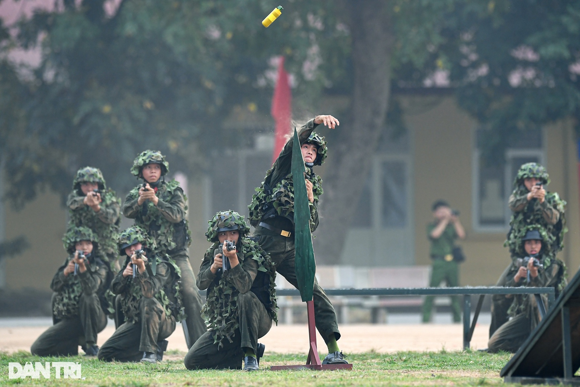 Mãn nhãn màn võ thuật, bắn súng vây bắt tội phạm của nữ sinh công an - 8 Mãn nhãn màn võ thuật, bắn súng vây bắt tội phạm của nữ sinh công an - 8