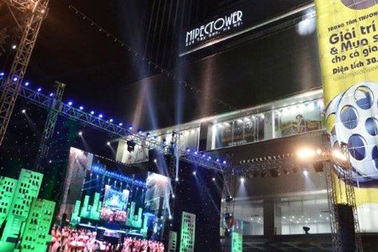 Dân Hà thành đổ xô "săn" hàng hiệu giá sốc