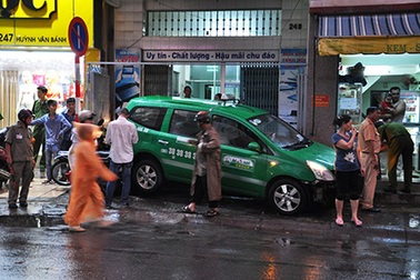 Tài xế bị đánh gục trên vô lăng, taxi “đại náo” trên phố