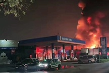 Cháy khu nhà rộng hàng trăm m2 gần cây xăng ở Hà Nội