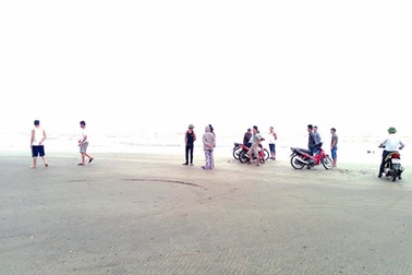 Tìm thấy thi thể học sinh bị sóng biển cuốn mất tích