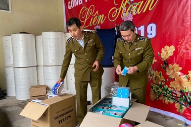 Kinh hoàng: Phát hiện xưởng làm khẩu trang kháng khuẩn bằng… giấy vệ sinh