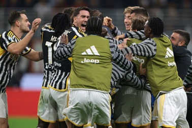 Quật ngã 10 người của AC Milan, Juventus tạo nên cuộc đua khốc liệt