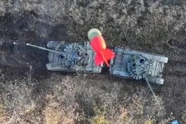 UAV Ukraine quăng lựu đạn truy sát xe tăng Nga