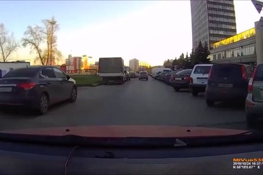 Những khoảnh khắc “thần chết ngủ quên” trên đường