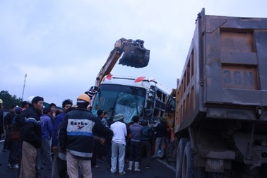 Dùng xà beng giải cứu 2 tài xế mắc kẹt trong ca bin