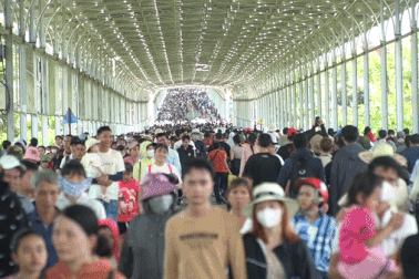 Biển người chen chân đổ về khu du lịch Đại Nam trong ngày đầu "xả cửa"