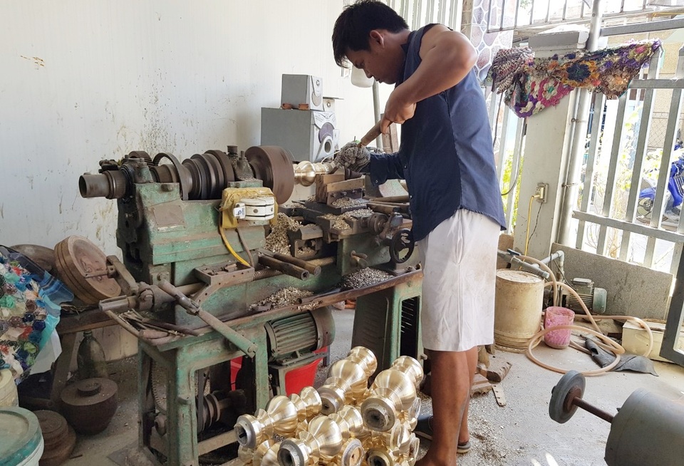 Thợ đúc đồng Phú Lộc Tây 1 buồn vì vụ Tết mang dấu ấn Covid-19 - 4 Thợ đúc đồng Phú Lộc Tây 1 buồn vì vụ Tết mang dấu ấn Covid-19 - 4