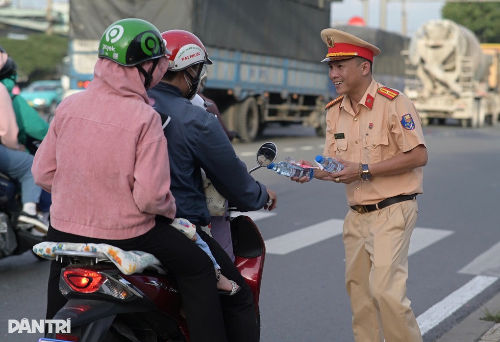Người dân bắt đầu đi chơi lễ Quốc khánh, cửa ngõ TPHCM ùn ứ - 6 Người dân bắt đầu đi chơi lễ Quốc khánh, cửa ngõ TPHCM ùn ứ - 6