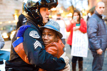 Bức ảnh lay động triệu trái tim trong bạo loạn ở Mỹ