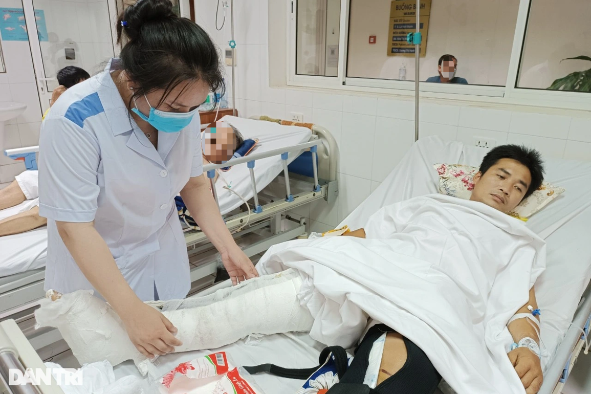 Cha gặp nạn nguy cơ tàn phế, 4 con thơ đói khát, hoảng loạn - 1 Cha gặp nạn nguy cơ tàn phế, 4 con thơ đói khát, hoảng loạn - 1