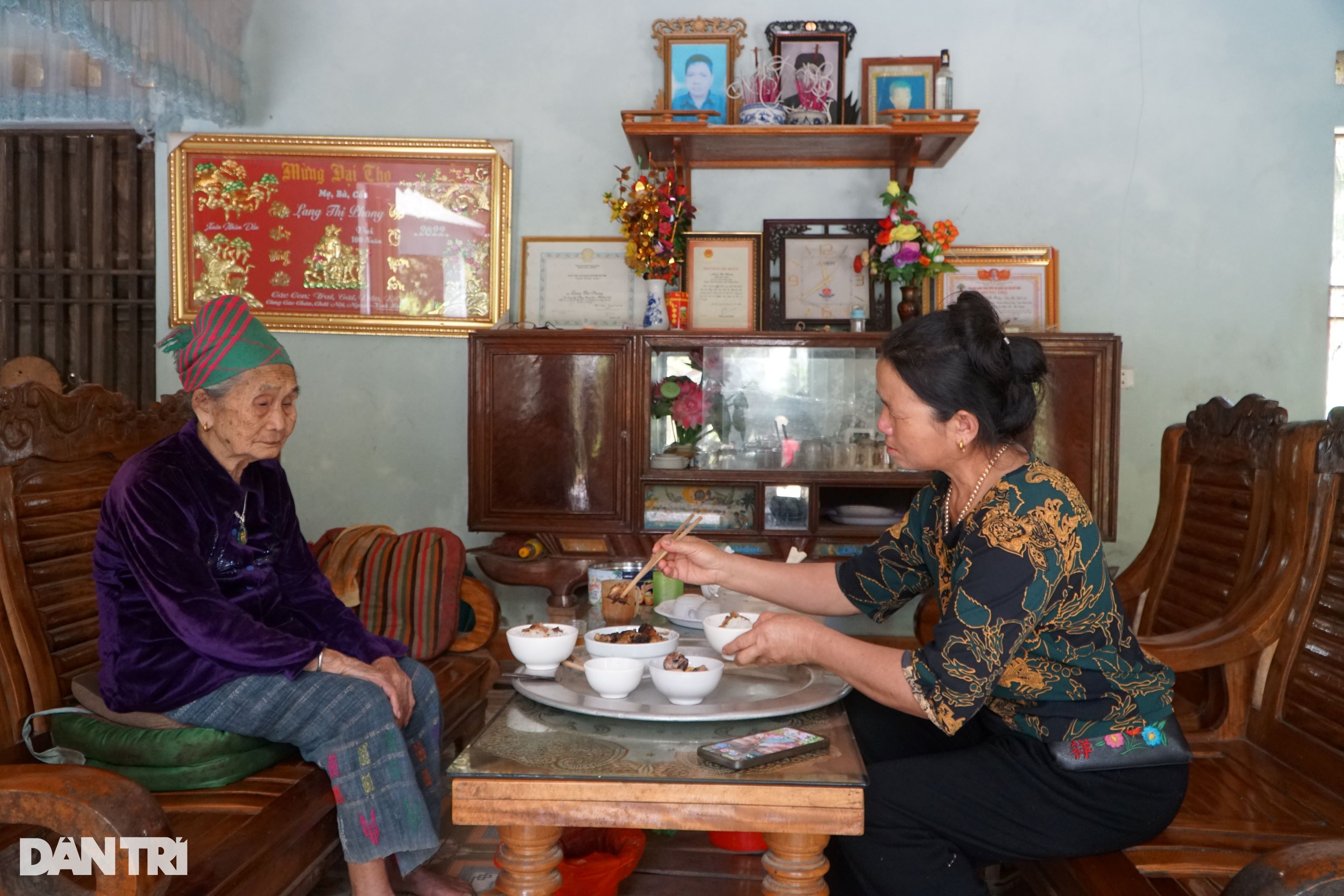 Người mẹ 104 tuổi và hai mảnh ký ức dưới một mái nhà - 6 Người mẹ 104 tuổi và hai mảnh ký ức dưới một mái nhà - 6