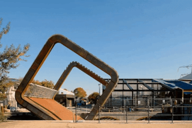 Cầu đi bộ lăn 180 độ để nhường đường cho tàu thuyền chạy bên dưới an toàn