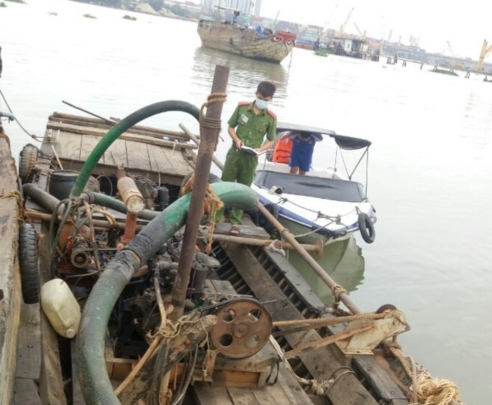 Liên tiếp phát hiện khai thác cát lậu giữa mùa dịch - 1 Liên tiếp phát hiện khai thác cát lậu giữa mùa dịch - 1