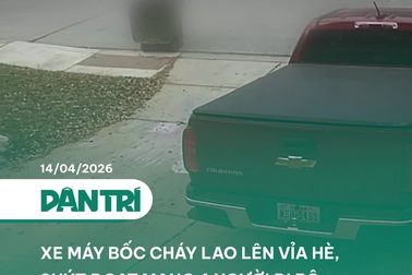 Xe máy bốc cháy lao lên vỉa hè, suýt đoạt mạng 4 người đi bộ