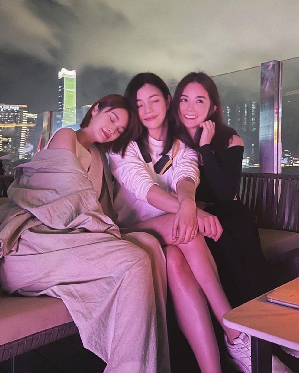 Ba chị đẹp U40 gây xôn xao cộng đồng mạng vì nhan sắc không tuổi - 1 Ba chị đẹp U40 gây xôn xao cộng đồng mạng vì nhan sắc không tuổi - 1