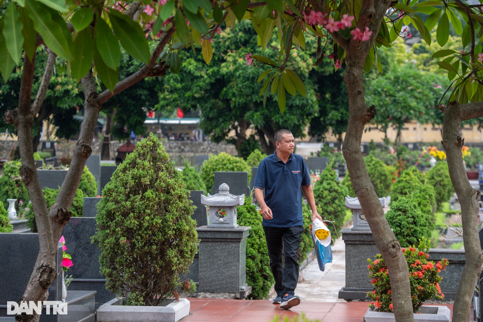 Người dân dâng hương, tri ân Anh hùng liệt sĩ tại nghĩa trang Mai Dịch - 4