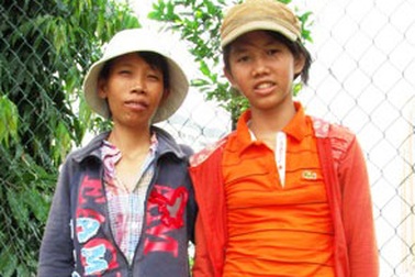 Lật tẩy “màn kịch” mấy mẹ con ngất xỉu, đói rách trên phố