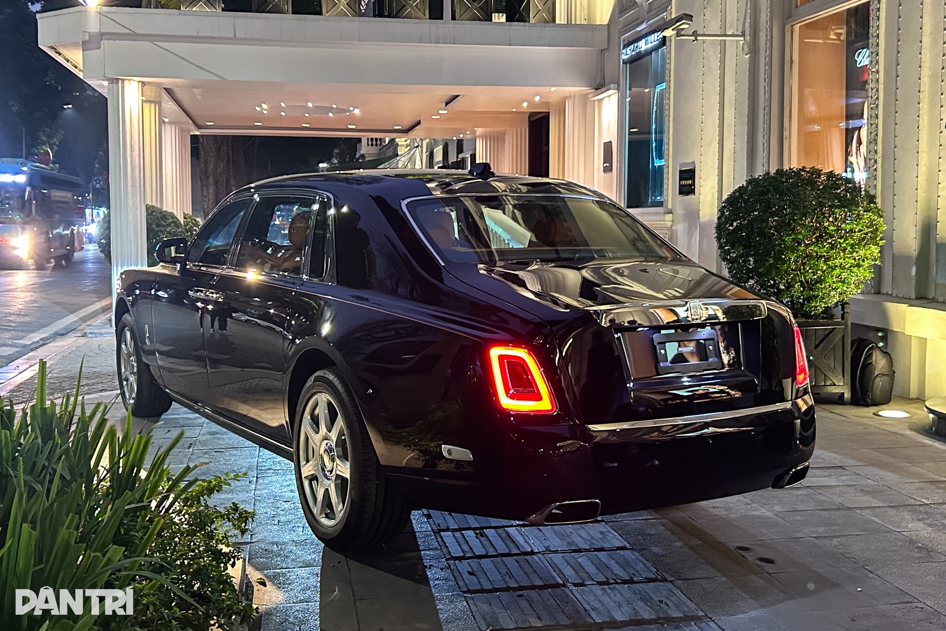 Đại gia TPHCM chi 60 tỷ mua Rolls-Royce Phantom VIII, chọn biển số 40 triệu - 4 Đại gia TPHCM chi 60 tỷ mua Rolls-Royce Phantom VIII, chọn biển số 40 triệu - 4