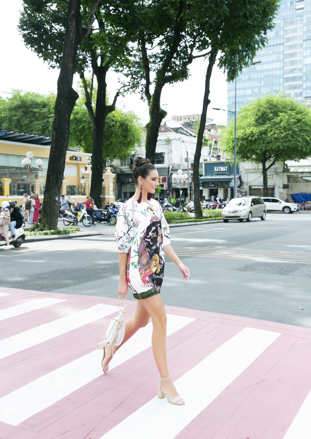 Mỹ nhân đẹp nhất thế giới năm 2020 đại náo chợ Bến Thành - 1 Mỹ nhân đẹp nhất thế giới năm 2020 đại náo chợ Bến Thành - 1