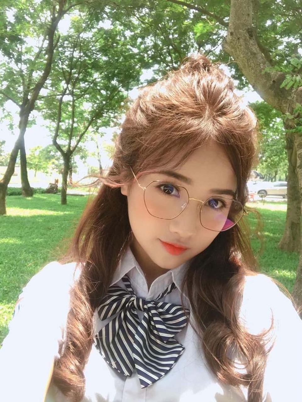 “Thiên thần đồng phục” khoe sắc bên hoa hướng dương - 10 “Thiên thần đồng phục” khoe sắc bên hoa hướng dương - 10