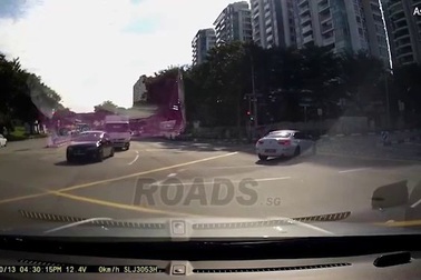 “Xe ma” bất ngờ xuất hiện gây tai nạn trên đường phố Singapore?