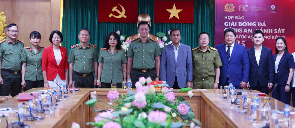 Sứ mệnh phụng sự của bầu Hiển - 1 Sứ mệnh phụng sự của bầu Hiển - 1