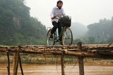 Bà con thôn Sơn Tiến mong mỏi một cây cầu