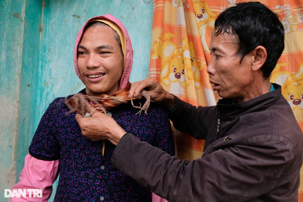 Xót cảnh người đàn ông mang trọng bệnh, vợ ngẩn ngơ và hai con tâm thần - 3 Xót cảnh người đàn ông mang trọng bệnh, vợ ngẩn ngơ và hai con tâm thần - 3