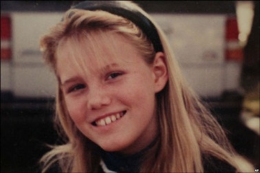 Con của “nô lệ tình dục” 18 năm giống những “thây ma”