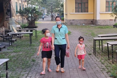 Cân bằng cảm xúc của trẻ trong mùa dịch: Cần sự đồng hành của cha mẹ