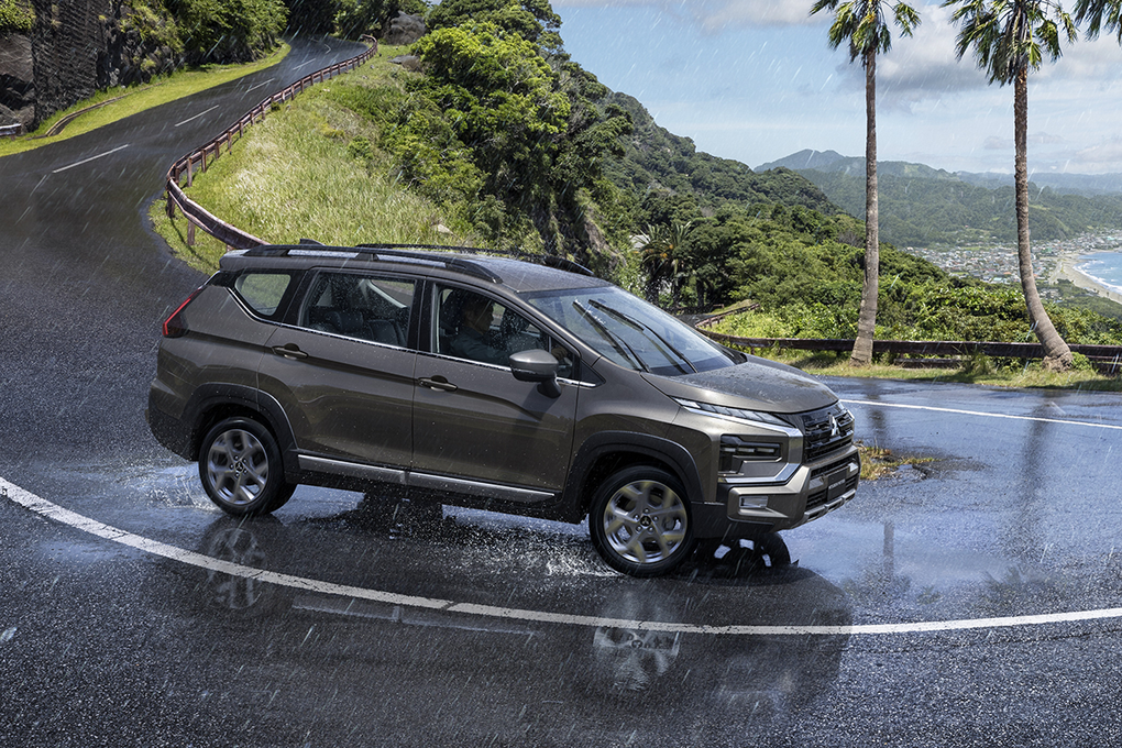 Xpander Cross có bản nâng cấp, phả hơi nóng lên Toyota Veloz Cross - 16 Xpander Cross có bản nâng cấp, phả hơi nóng lên Toyota Veloz Cross - 16