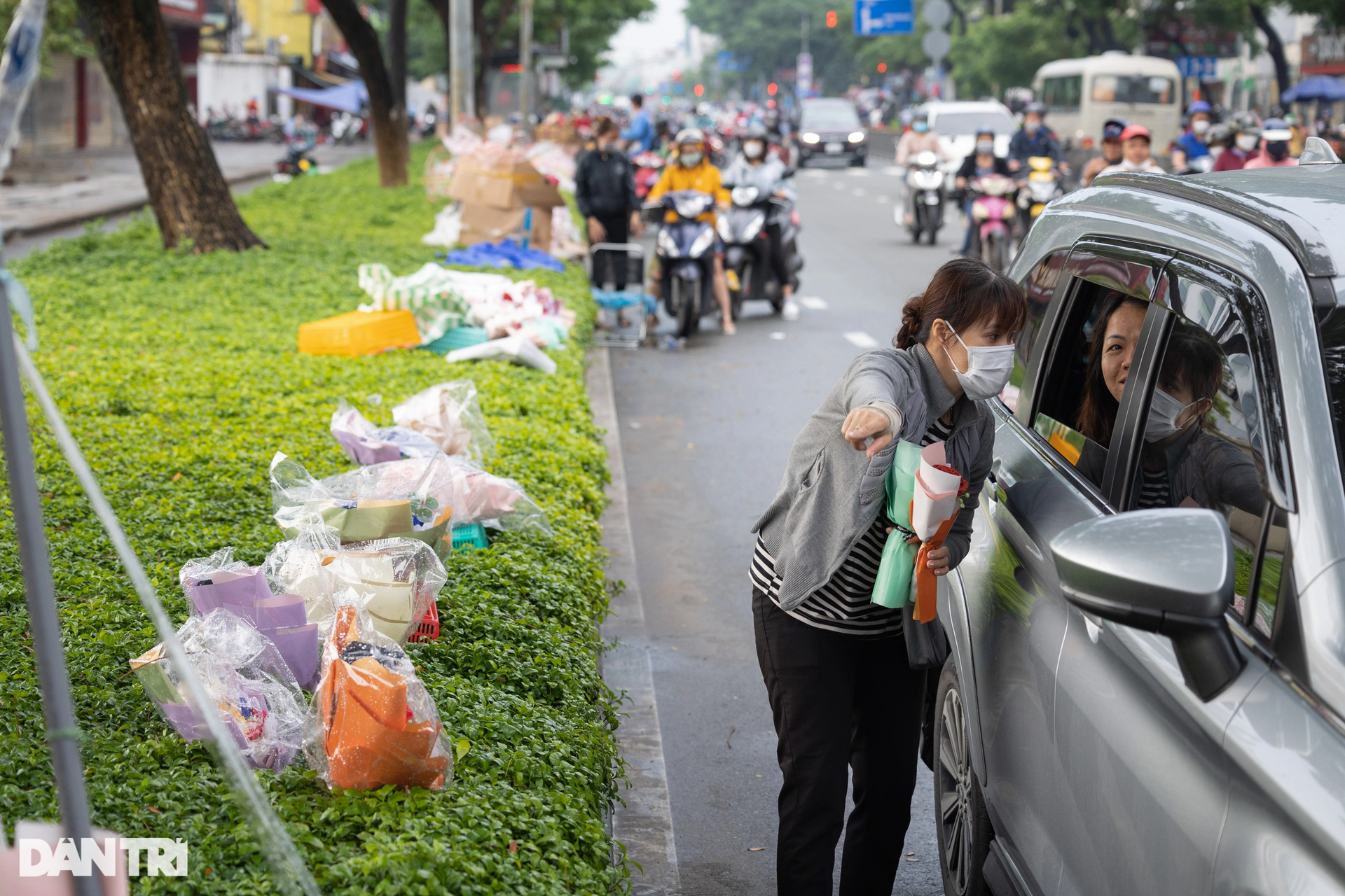 Đường phố TPHCM tràn ngập hoa, quà lưu niệm trong ngày Phụ nữ Việt Nam - 2 Đường phố TPHCM tràn ngập hoa, quà lưu niệm trong ngày Phụ nữ Việt Nam - 2