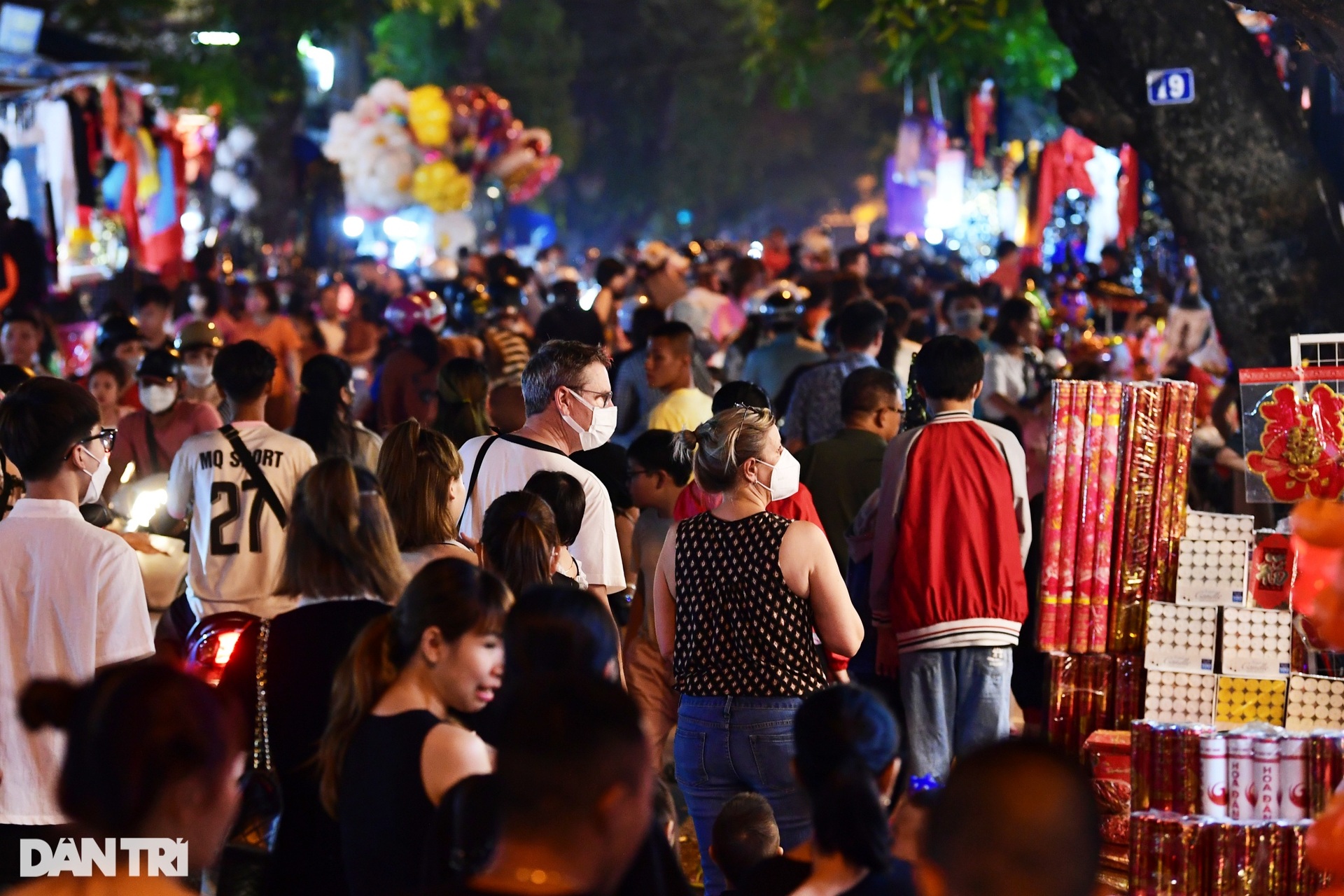 Đường phố Hà Nội chật kín người vui chơi, hóa trang kinh dị dịp Halloween - 10 Đường phố Hà Nội chật kín người vui chơi, hóa trang kinh dị dịp Halloween - 10