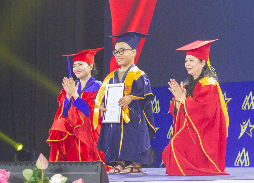 Người cha bật khóc, hiệu trưởng quỳ gối trao bằng trong lễ tốt nghiệp - 4 Người cha bật khóc, hiệu trưởng quỳ gối trao bằng trong lễ tốt nghiệp - 4