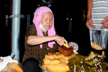 Cụ bà U90 dầm mưa bán bánh và cách kiếm tiền khiến người trẻ "giật mình"