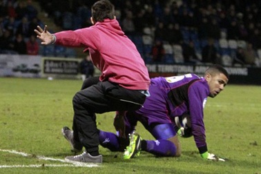 CĐV quá khích xuống tận sân để đánh thủ môn