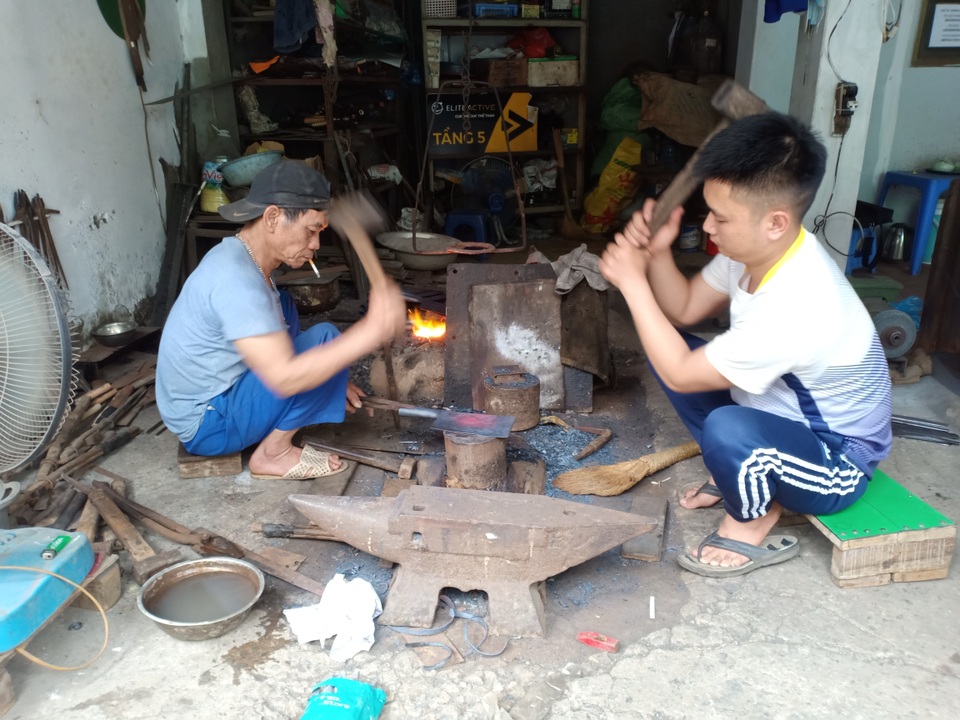 Cận Tết, làng rèn Đa Sỹ rộn tiếng đe, búa - 3 Cận Tết, làng rèn Đa Sỹ rộn tiếng đe, búa - 3