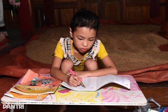 “Con mong khỏi bệnh và có chiếc bàn chắc chắn để yên tâm học bài”