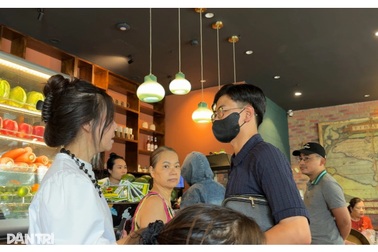 “Tổng tài” bịt khẩu trang đến quán cà phê xin lỗi: "Tôi mất ngủ cả đêm"