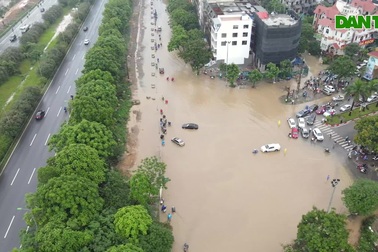 Đường gom Đại lộ Thăng Long ngập như sông, đoàn xe ùn tắc cả km